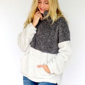 Two Tone fleece pullover! 🐺